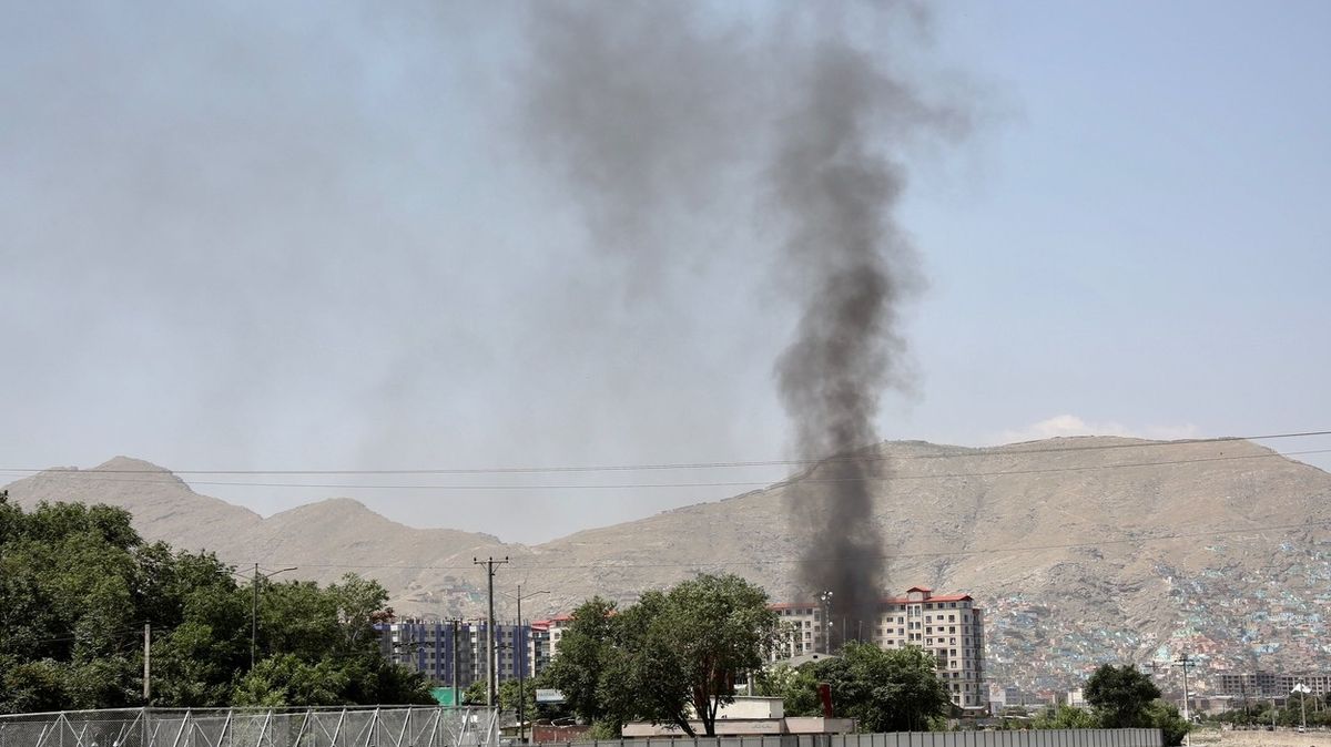 V Kábulu poblíž letiště vybuchla nálož. Usmrtila sedm lidí, další jsou zranění